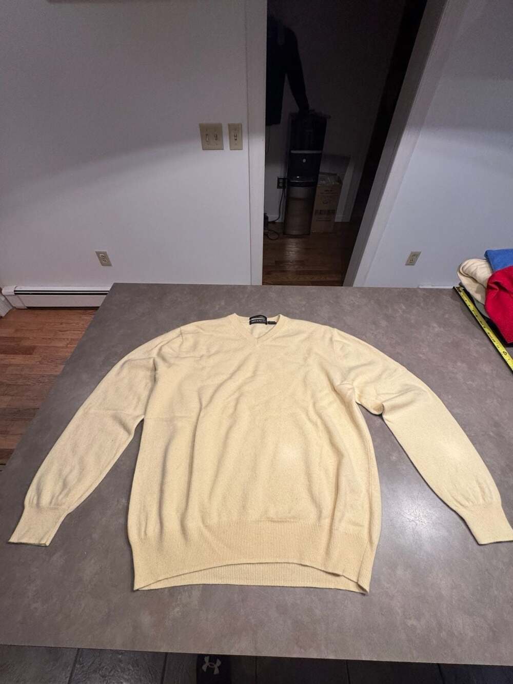 100% Cashmere Yellow V-Neck Pullover Sweater